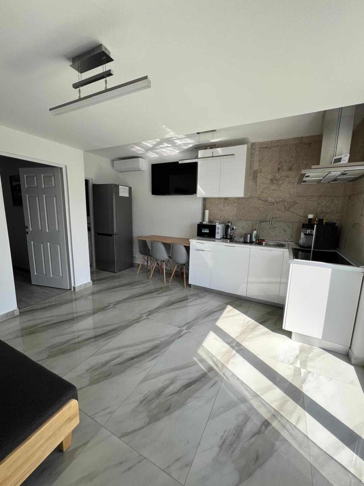 Luxus Cluj Airport Apartments エクステリア 写真