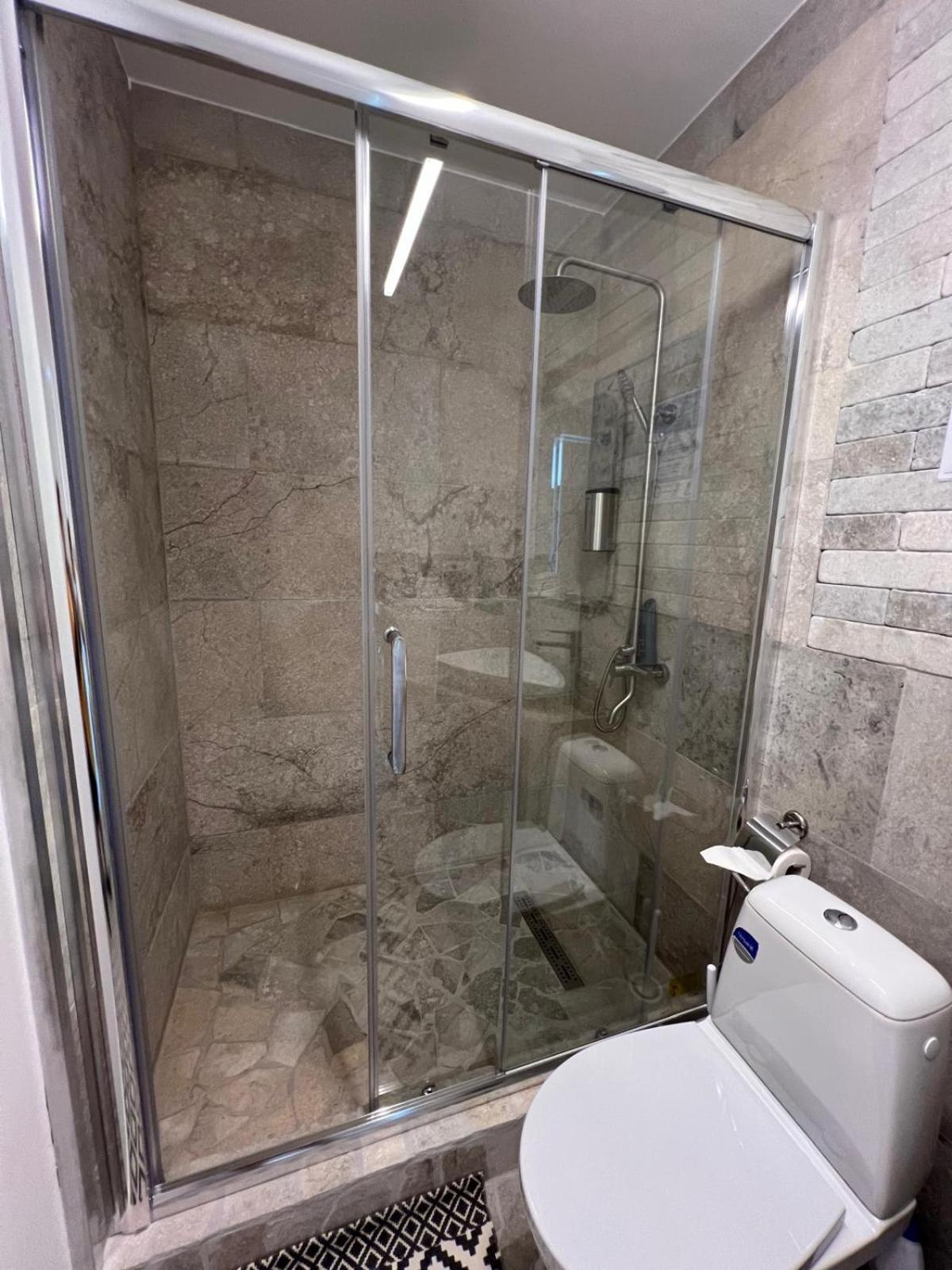 Luxus Cluj Airport Apartments エクステリア 写真