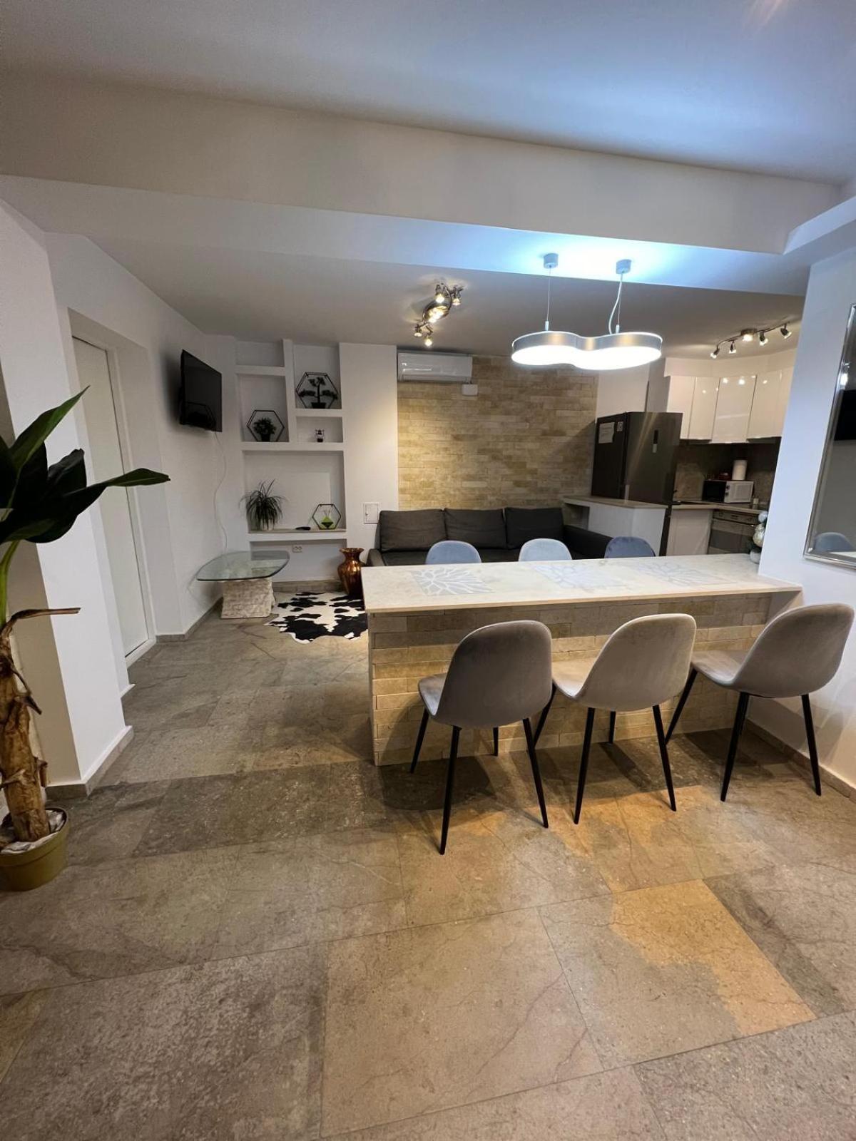 Luxus Cluj Airport Apartments エクステリア 写真
